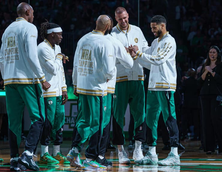 שחקני בוסטון משוויצים בטבעות האליפות (צילום: David Butler II-Imagn Images) שחקני בוסטון משוויצים בטבעות האליפות