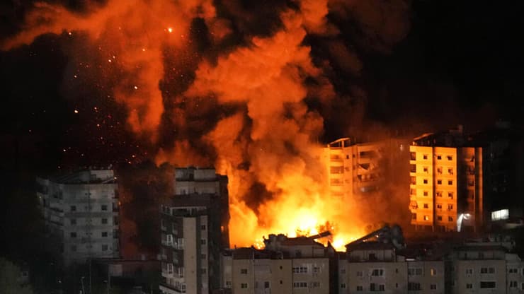 התקיפה בדאחייה, אמש (צילום: AP Photo/Hussein Malla) תקיפת צה"ל בביירות