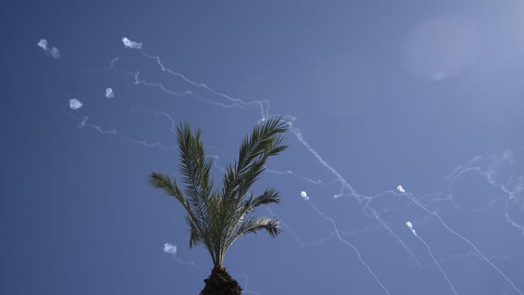 יירוטים בעכו, לפני כשבועיים (צילום: AP Photo/Maya Alleruzzo) יירוטים מעל עכו