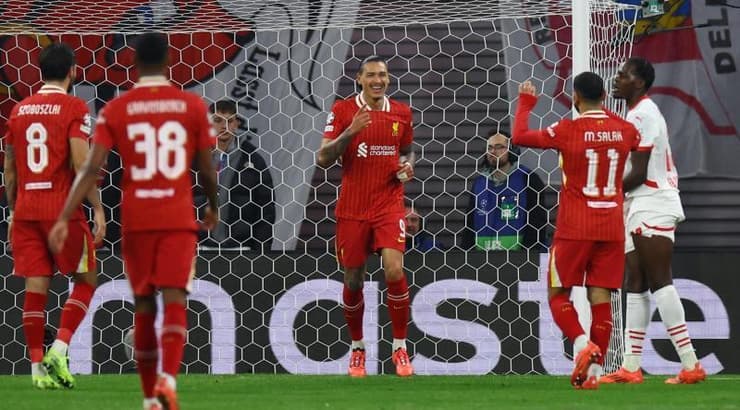 שחקני ליברפול חוגגים