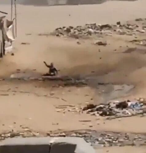 הנער שמנופף לעזרה. "הוא בסך הכול הלך ברחוב" (מתוך X) תיעוד של ילד שנפגע בג'באליה מתקיפת צה"ל