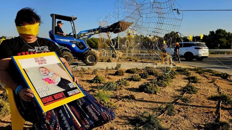 מיצג מחאה למען שחרור החטופים במחלף ינאי עמק חפר