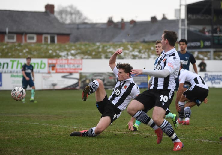 רקסהאם הבאה? שחקני צ'ורלי במשחק הגביע האנגלי נגד דרבי קאונטי (צילום: y Gareth Copley/Getty Images) שחקני צ'ורלי במשחק הגביע האנגלי נגד דרבי קאונטי