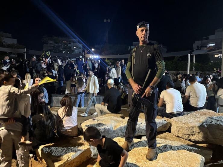 אירוע הקפות שניות בראשון לציון, תחת אבטחה של חברי כיתת הכוננות באחת משכונות העיר אירוע הקפות שניות בראשון לציון, תחת אבטחה של חברי כיתת הכוננות באחת משכונות העיר