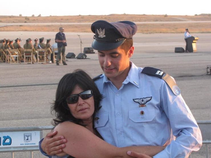 אסף דגן טייס הקרב שסבל מפוסט טראומה והתאבד בתמונה עם אמו מירי