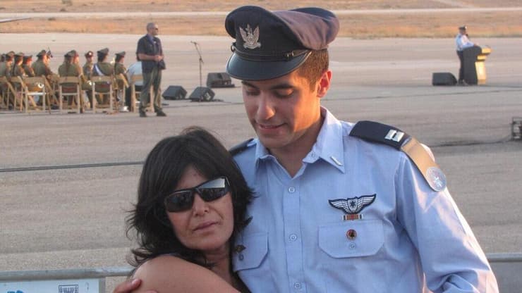 רס"ן דגן ואימו אסף דגן טייס הקרב שסבל מפוסט טראומה והתאבד בתמונה עם אמו מירי