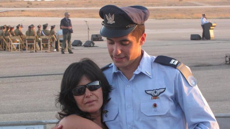 אסף דגן טייס הקרב שסבל מפוסט טראומה והתאבד בתמונה עם אמו מירי