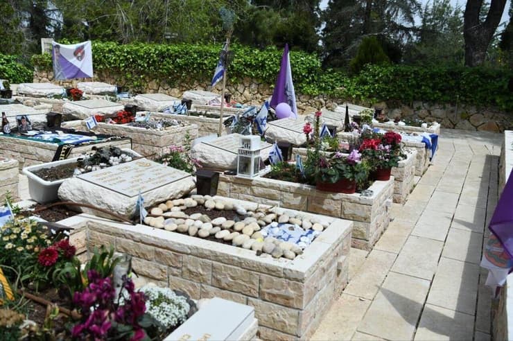 חלקת חללי "חרבות ברזל" בבית העלמין הצבאי בהר הרצל (צילום: אגף דוברות וקשרי ציבור במשרד הביטחון) חלקת חללי 'חרבות ברזל' בבית העלמין הצבאי בהר הרצל