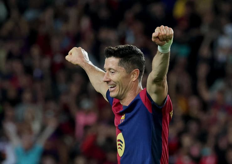 כבש מול האקסית. לבנדובסקי (צילום: LLUIS GENE / AFP) לבנדובסקי