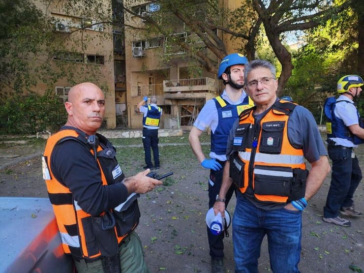 ראש עיריית כרמיאל, משה קונינסקי (הימני). ''70% מהתלמידים בעיר חזרו למוסדות החינוך" (צילום: דוברות עיריית כרמיאל ) ראש העיר כרמיאל משה קונינסקי במקום פגיעת הרקטה שפגעה פגיעה ישירה בבניין מגורים בעיר