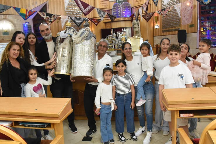 הקפות שניות בעפולה, בהשתתפות מפונים מגבול הצפון (צילום: אביהו שפירא) הקפות שניות בעפולה, בהשתתפות מפונים מגבול הצפון