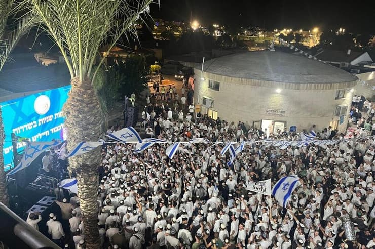 המונים בהקפות שניות בשדרות (צילום: יוסף מדד חיים) הקפות שניות בשדרות