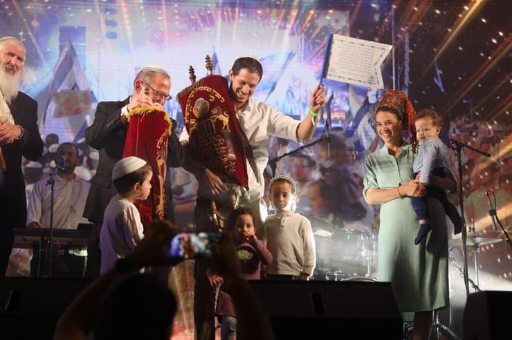 לוחם המילואים יובל פריאל (במרכז) ואשתו זמרת (מימין) עלו להקפות בתל אביב (צילום: אלישיב קרובסקי) לוחם המילואים יובל פריאל (במרכז) ואשתו זמרת (מימין) עלו להקפות בתל אביב