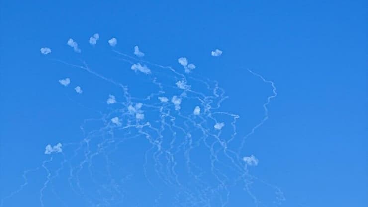 היירוטים בשמי קיבוץ קדרים (צילום: אורי לובל) תיעוד מהירי לעבר קיבוץ קדרים