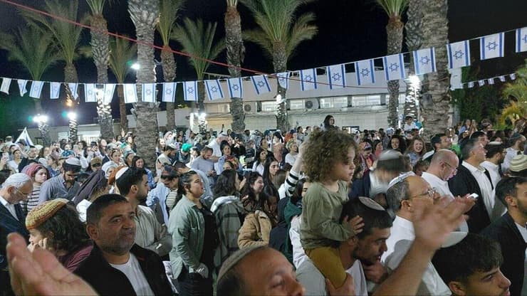 סגירת מעגל, שנה אחרי מתקפת הטרור. מוצאי שמחת תורה בשדרות (צילום: יוסף מדד חיים) הקפות שניות בשדרות