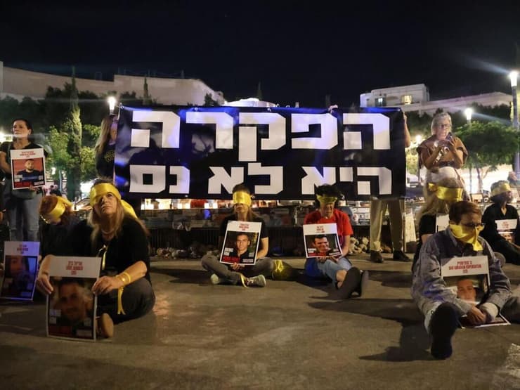 מיצג חטופים הדלקת נרות זכרון ומחאה דוממת לציון יום הטבח בכיכר הזכרון כיכר דיזינגוף, תל אביב