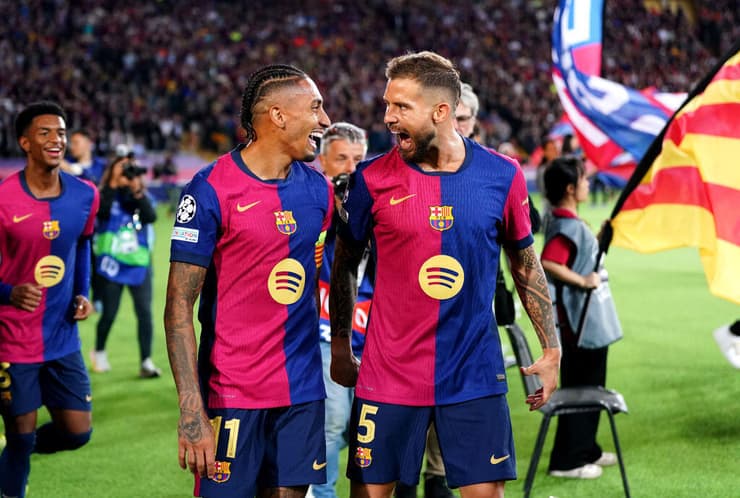 ראפיניה חוגג עם מרטינס (צילום: Pedro Salado/Getty Images) ראפיניה חוגג עם מרטינס