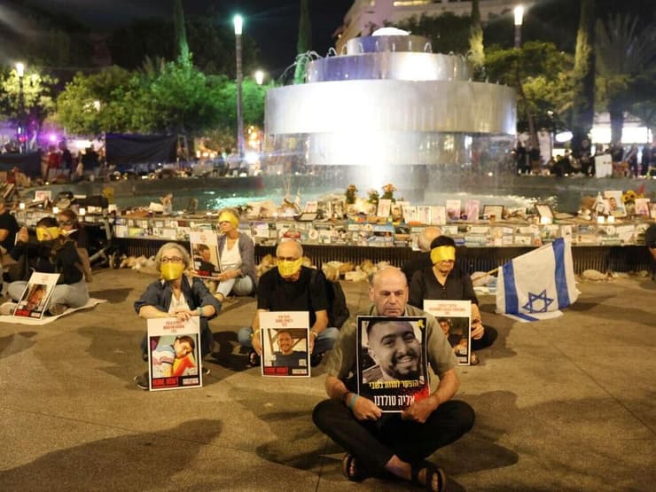 מיצג חטופים הדלקת נרות זכרון ומחאה דוממת לציון יום הטבח בכיכר הזכרון כיכר דיזינגוף, תל אביב