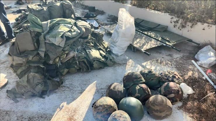 הציוד שאותר במתחם התת-קרקעי בדרום לבנון (צילום: דובר צה"ל ) תיעוד מהפעילות הקרקעית של לוחמי המילואים בחטיבת הצנחנים 646 במתחם השהייה של ארגון טרור חיזבאללה שבדרום לבנון