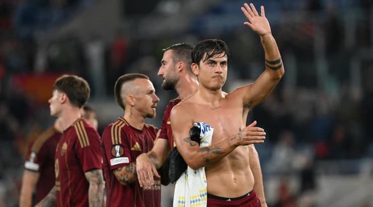 פאולו דיבאלה ושחקני רומא מאושרים אחרי הניצחון (רויטרס) פאולו דיבאלה ושחקני רומא מאושרים אחרי הניצחון