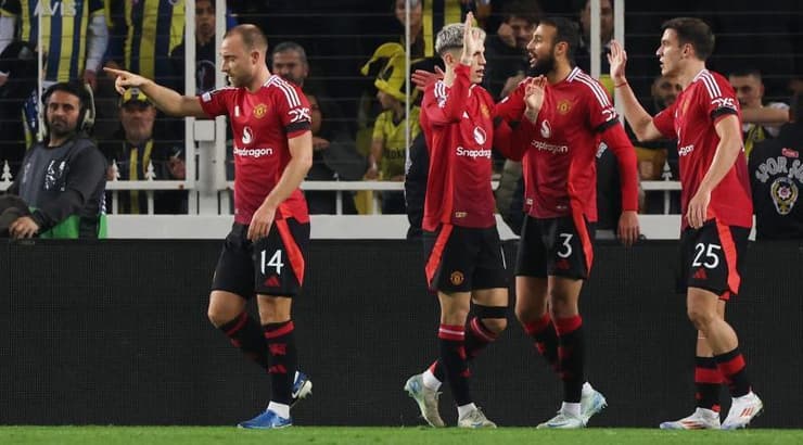 שחקני מנצ'סטר יונייטד חוגגים את השער של כריסטיאן אראיקסן