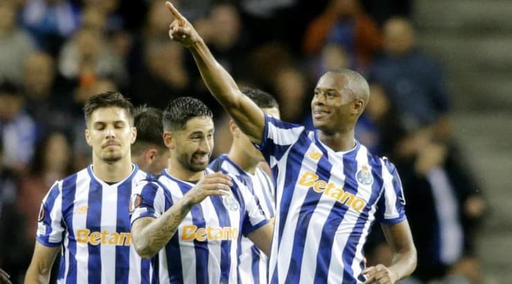 טיאגו דז'אלו חוגג עם שחקני פורטו