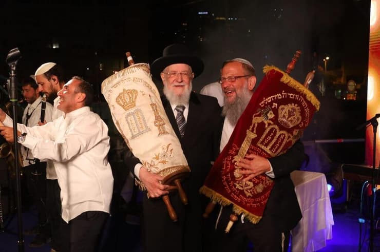 גם הרב ישראל מאיר לאו (במרכז) הצטרף להקפות השניות בתל אביב (צילום: אלישיב קרובסקי) גם הרב ישראל מאיר לאו (במרכז) הצטרף להקפות השניות בתל אביב