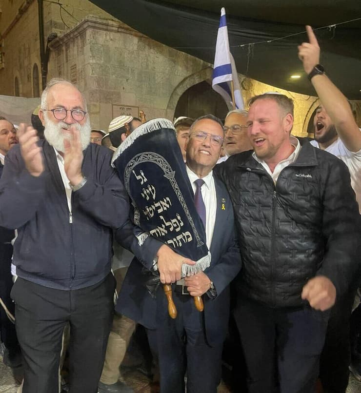 הקפות שניות בכיכר הגבורה בעיר העתיקה בירושלים, לעילוי נשמת הרב נחמיה לביא ואהרון בניטה שנרצחו בפיגוע במקום, בהשתתפות ראש העיר משה ליאון הקפות שניות בכיכר הגבורה בעיר העתיקה בירושלים, לעילוי נשמת הרב נחמיה לביא ואהרון בניטה שנרצחו בפיגוע במקום, בהשתתפות ראש העיר משה ליאון