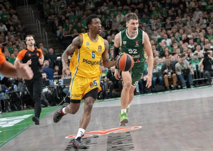 שחקן מכבי ת"א סייבן לי מול שחקן ז'לגיריס אדגראס אולאנובאס