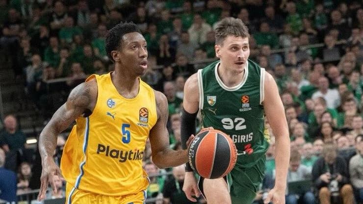 שחקן מכבי ת"א סייבן לי מול שחקן ז'לגיריס אדגראס אולאנובאס