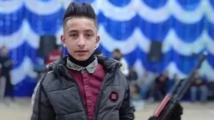 האשים ברבח מצולם עם רובה בידו (מתוך X ) חמולה עזתית תמיכה תומכת חמאס מטרידה אלימה ב ברלין גרמניה הפגנות פרו פלסטינאיות אלימות