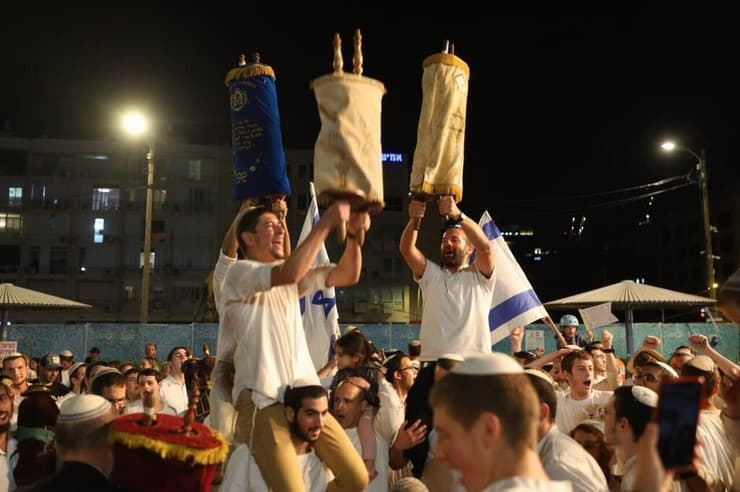 הקפות שניות בכיכר רבין בתל אביב, בהובלת ישיבת מעלה אליהו (צילום: אלישיב קרובסקי) הקפות שניות בכיכר רבין בתל אביב, בהובלת ישיבת מעלה אליהו