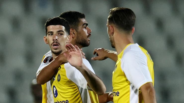 יש קיר שמפריד בין ישראל לאירופה. שחקני מכבי ת"א (צילום: REUTERS/Marko Djurica) תורג'מן