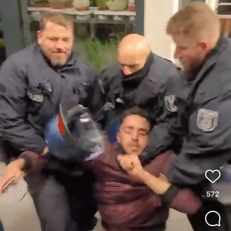 חבר החמולה פארס ברבח במהלך הפגנה (מתוך X ) חמולה עזתית תמיכה תומכת חמאס מטרידה אלימה ב ברלין גרמניה הפגנות פרו פלסטינאיות אלימות