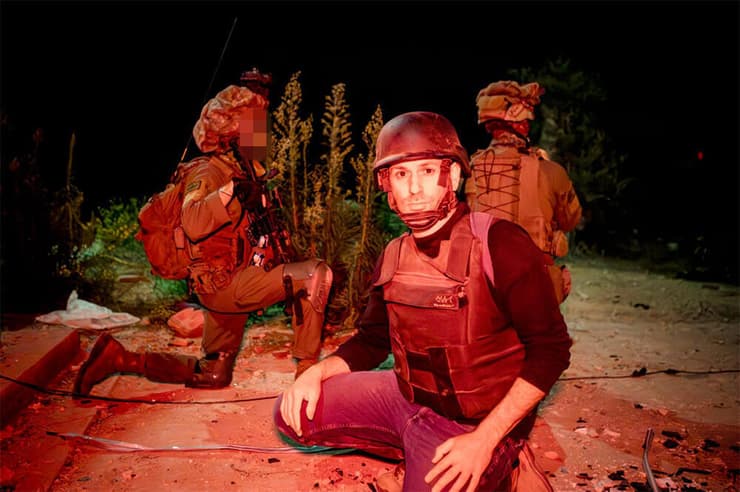 יואב זיתון כתבנו הצבאי יחד עם לוחמי אגוז בפעילות קרקעית בדרום לבנון (צילום: גיל נחושתן) לוחמי אגוז בפעילות קרקעית בדרום לבנון