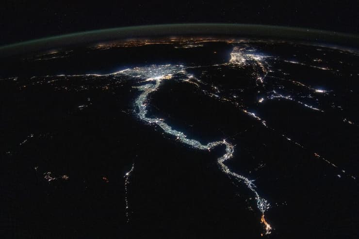 אור במזרח התיכון. ישראל ומצרים, שמוארת לאורך הנילוס