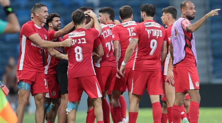 שחקני הפועל תל אביב חוגגים