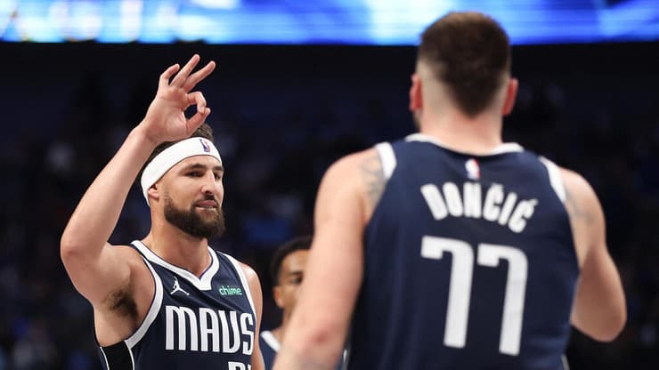 הופעת בכורה חלומית. קליי תומפסון עם לוקה דונצ'יץ' (Sam Hodde / AFP) שחקן דאלאס מאבריקס קליי תומפסון עם לוקה דונצ'יץ'