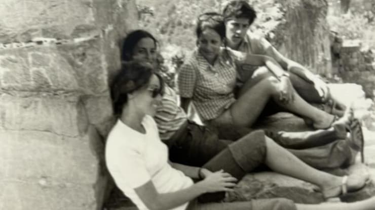 עציון ורחל בצעירותם, מבלים עם חברים   