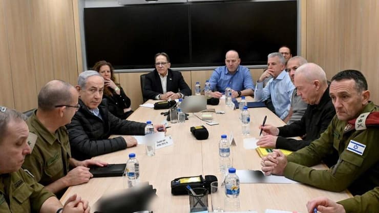 בנימין נתניהו, יואב גלנט והרצי הלוי בבור במהלך התקיפה באיראן, הקריה שבתל אביב 