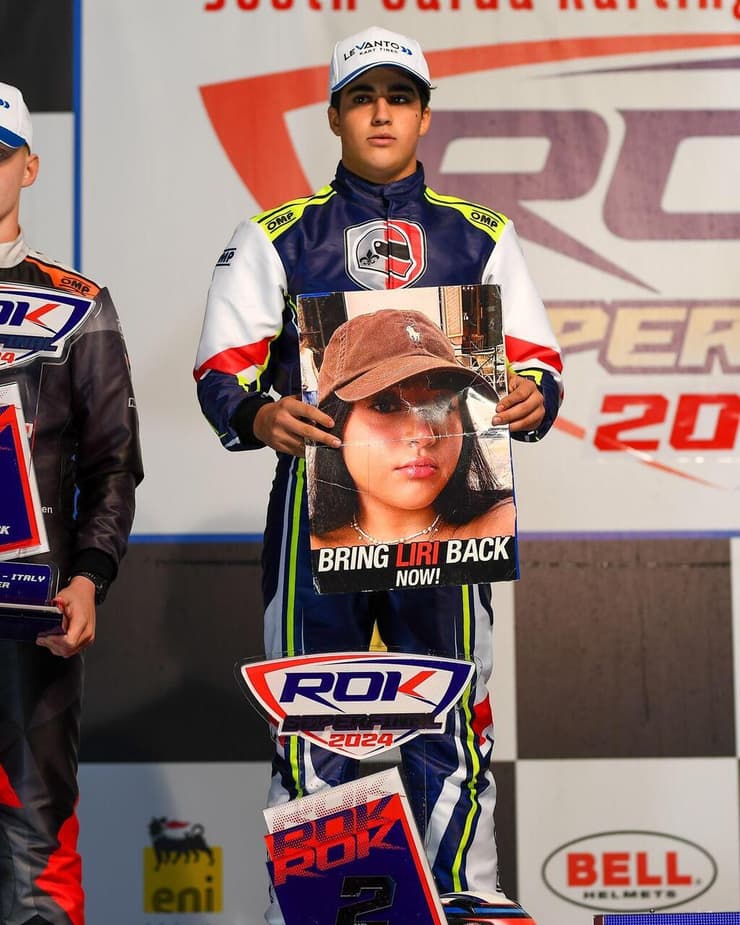 "אבא אמר לי שיש מלחמה". גיא אלבג עם תמונתה של אחותו לירי (צילום: יח"צ) גיא אלבג