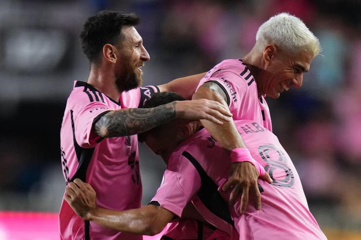 מסי אלבה וסוארס חוגגים ניצחון במשחק מספר 1 (צילום: Rich Storry / GETTY IMAGES NORTH AMERICA / AFP) ליאו מסי ג'ורדי אלבה לואיס סוארס