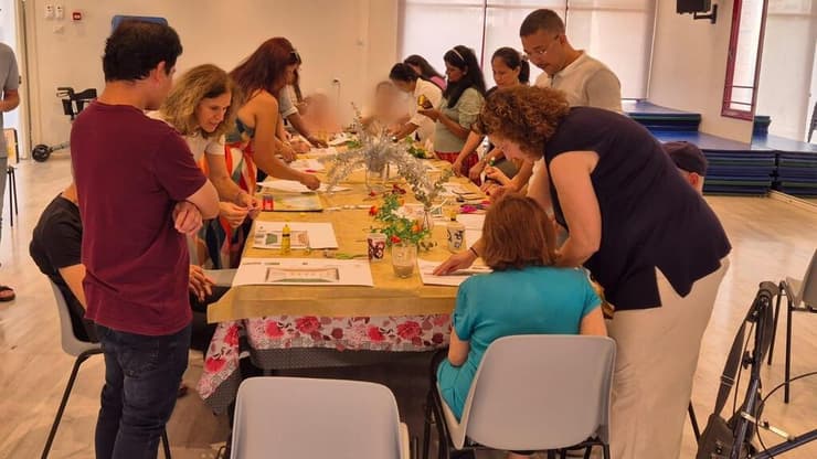 "חיפשתי מועדון לחולי דמנציה צעירים, וכשלא מצאתי - חני ואני החלטנו להקים אחד כזה בעצמנו" "חיפשתי מועדון לחולי דמנציה צעירים, וכשלא מצאתי - חני ואני החלטנו להקים אחד כזה בעצמנו"