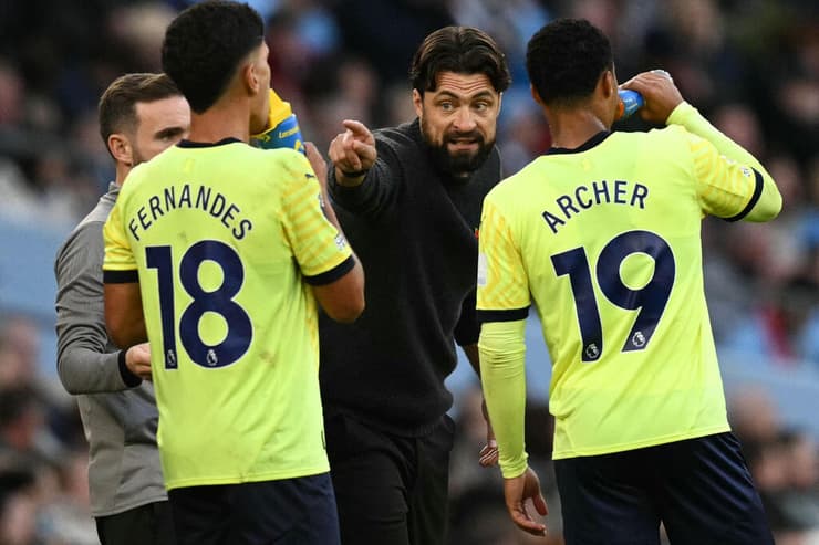 פפ ומרטין מתדרך את שחקניו