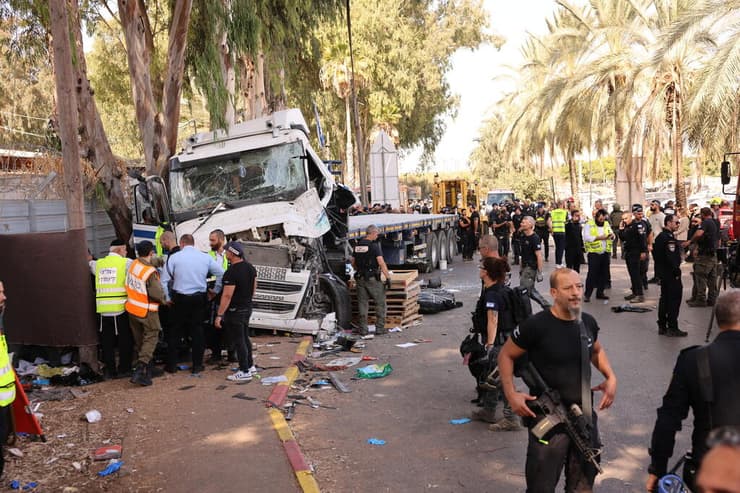 פיגוע פגיעת משאית בתחנת אוטובוס בסמוך לבסיס מחנה חיים הרצוג - בה"ד 15