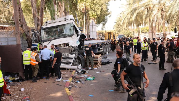 פיגוע פגיעת משאית בתחנת אוטובוס בסמוך לבסיס מחנה חיים הרצוג - בה"ד 15