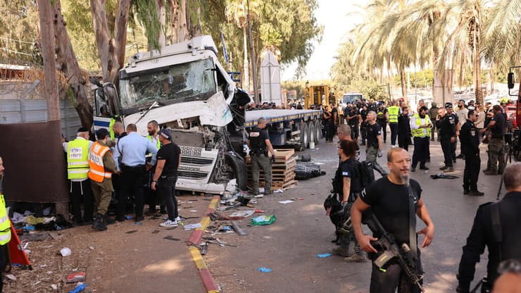 פיגוע פגיעת משאית בתחנת אוטובוס בסמוך לבסיס מחנה חיים הרצוג - בה"ד 15