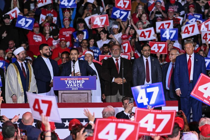 בחירות ארה"ב דונלד טראמפ עצרת מישיגן עם בכירים מוסלמים