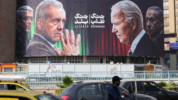 שלט חוצות נגד ישראל וארה"ב בטהרן (צילום: ATTA KENARE / AFP) טהרן