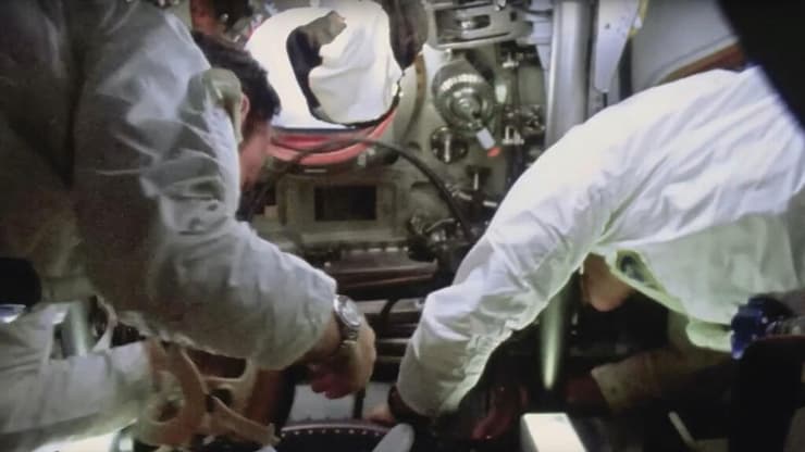 מיטשל עונד את השעון בזמן המשימה בחלל